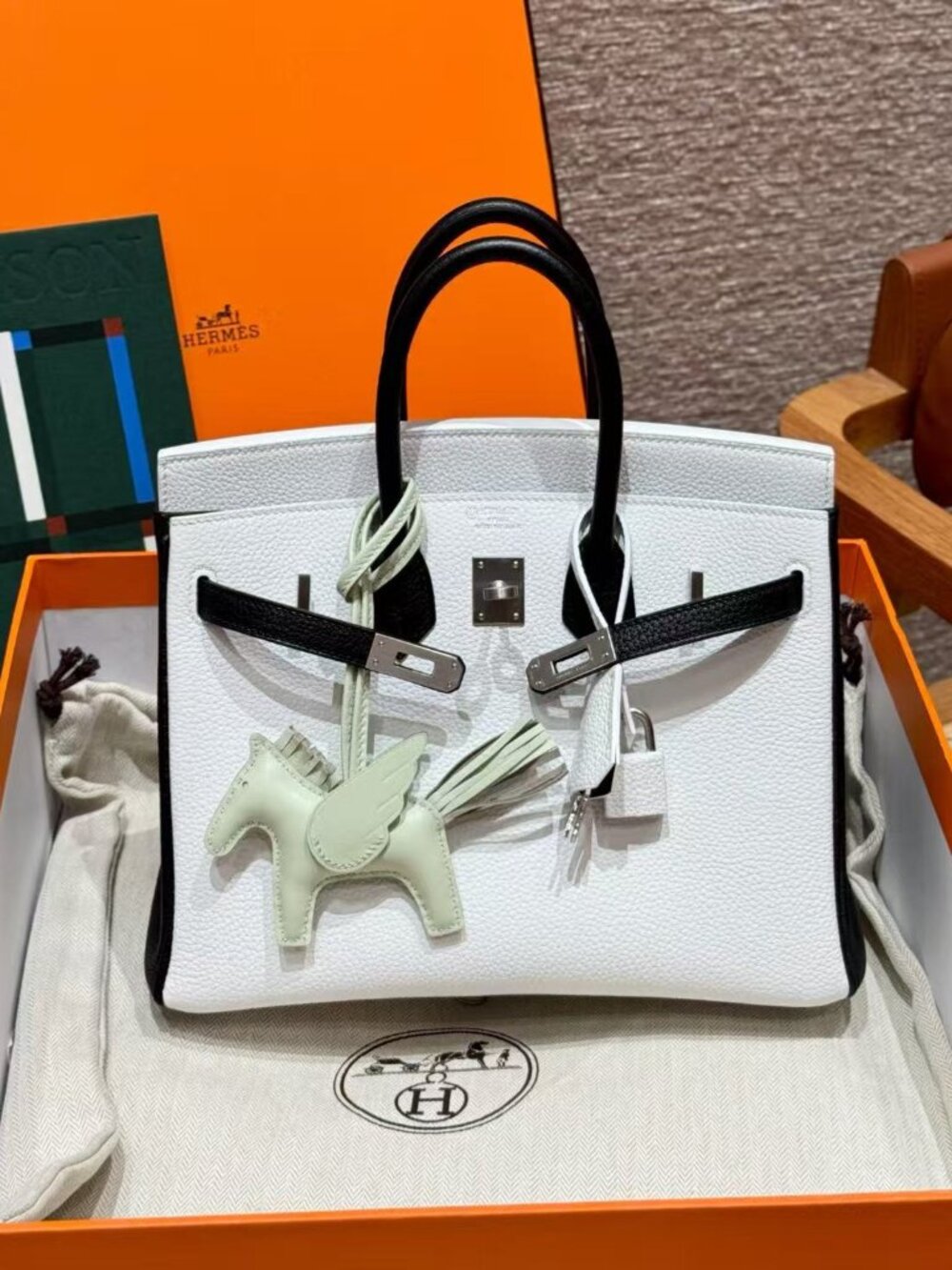 Classic Hermes Bag: A Stylish and Versatile Choice for Elegance